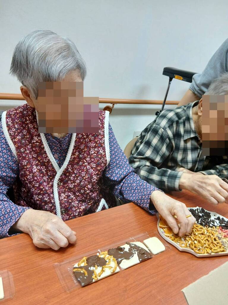 02월 특화프로그램 진행 사진입니다! (발렌타인데이 맞이하여 초콜릿 만들기를 하였습니다.)